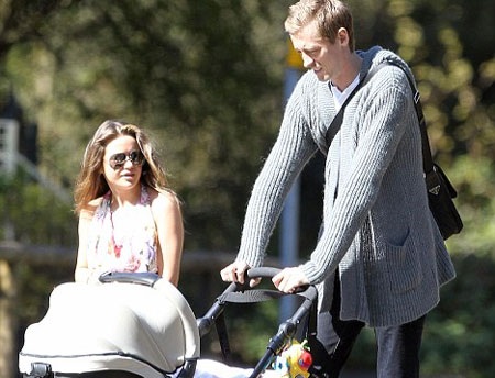 Peter Crouch dạo chơi cùng con gái - 1 Peter Crouch dạo chơi cùng con gái - 1