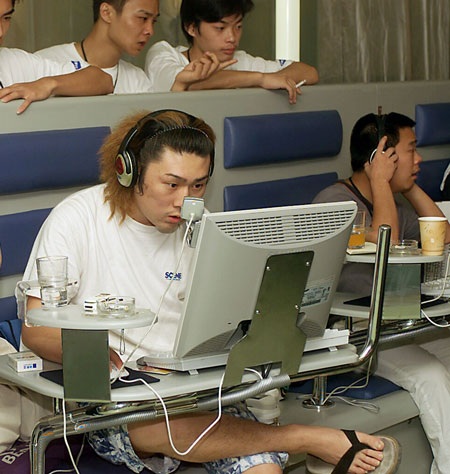 Kiếm 3 tỷ USD nhờ thuê người “cày” game - 1