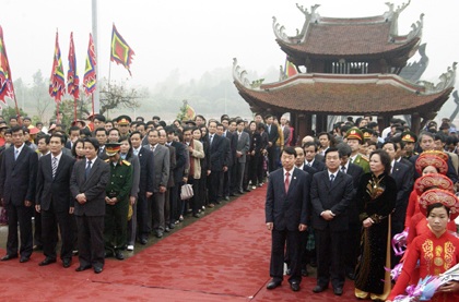 Dâng hương Quốc Tổ Lạc Long Quân trong ngày khai hội đền Hùng - 1