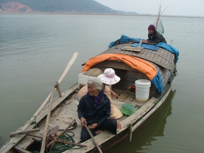 Ngư dân “méo mặt” vì xăng dầu tăng giá - 2 Ngư dân “méo mặt” vì xăng dầu tăng giá - 2