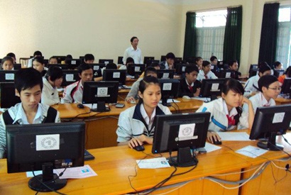 Kon Tum: HS tiểu học thi giải toán qua Internet  - 1