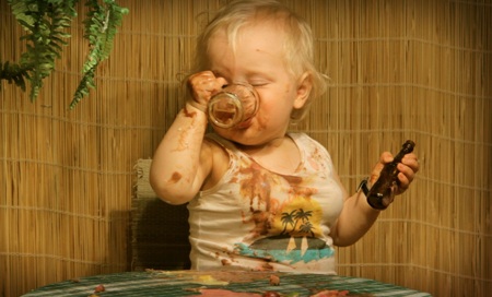 Bé gái “nhậu nhẹt” trong quán bar - 1 Bé gái “nhậu nhẹt” trong quán bar - 1