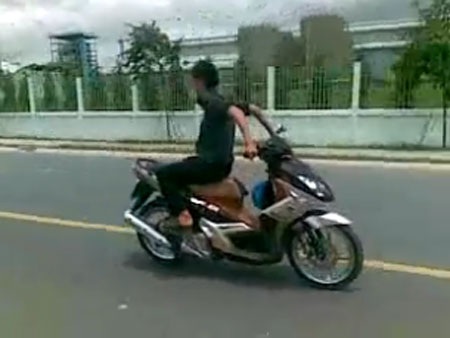 Ngồi ngược phóng xe máy bạt mạng - 2 Ngồi ngược phóng xe máy bạt mạng - 2