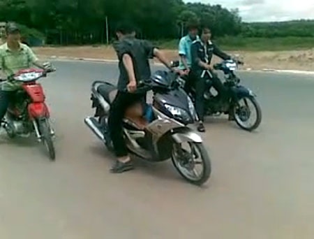 Ngồi ngược phóng xe máy bạt mạng - 1 Ngồi ngược phóng xe máy bạt mạng - 1