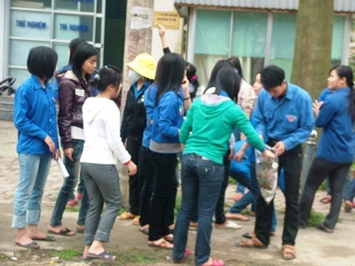 Sinh viên ĐH Hà Tĩnh làm đẹp đường phố - 1 Sinh viên ĐH Hà Tĩnh làm đẹp đường phố - 1