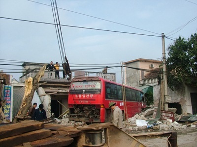 Lái xe ngủ gật, xe lao vào nhà dân khiến 6 người nhập viện - 1