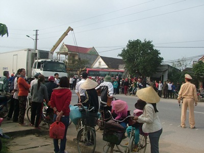 Lái xe ngủ gật, xe lao vào nhà dân khiến 6 người nhập viện - 3