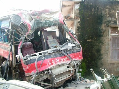 Lái xe ngủ gật, xe lao vào nhà dân khiến 6 người nhập viện - 2