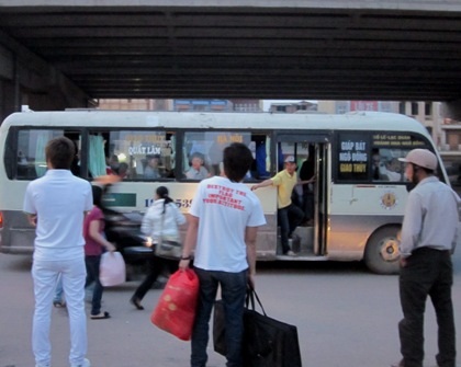 Nghỉ dài ngày, dòng người tấp nập rời Thủ đô - 1