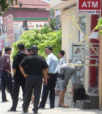 Hai cậu cháu phá trụ ATM trộm tiền - 2