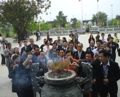 Xúc động kiều bào về đất Tổ dâng hương - 1