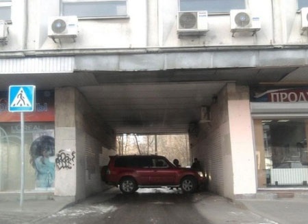 “Tư thế” lạ của một chiếc ô tô - 1