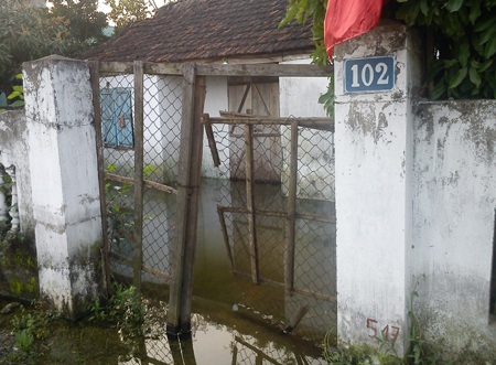 Gần 300 hộ dân phường Quán Bàu bị ngập nước - 1