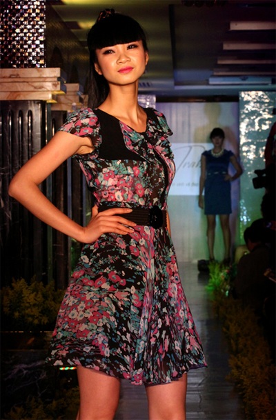 “Gái một con” Hạ Vy biến hoá với sắc màu - 4