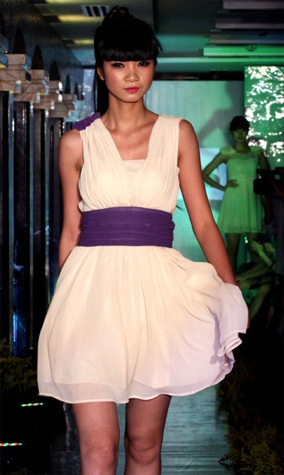 “Gái một con” Hạ Vy biến hoá với sắc màu - 3