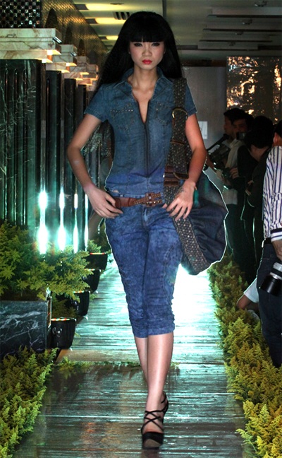 “Gái một con” Hạ Vy biến hoá với sắc màu - 1