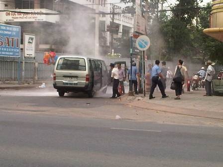 Xe 12 chỗ tự dưng bốc cháy - 1 Xe 12 chỗ tự dưng bốc cháy - 1