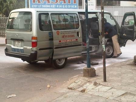 Xe 12 chỗ tự dưng bốc cháy - 2 Xe 12 chỗ tự dưng bốc cháy - 2