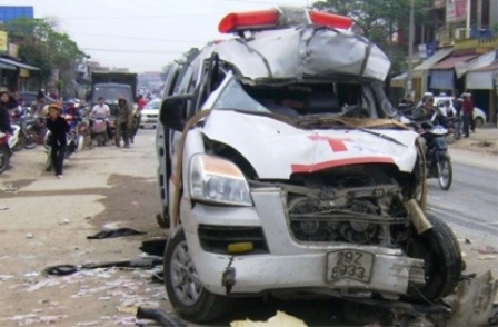 Xe cứu thương tông xe tải, 4 người tử vong  - 1