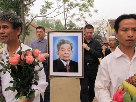 Di hài GS Nguyễn Tài Cẩn được đưa về quê nhà Nghệ An  - 9