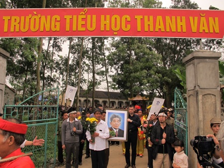 Di hài GS Nguyễn Tài Cẩn được đưa về quê nhà Nghệ An  - 10