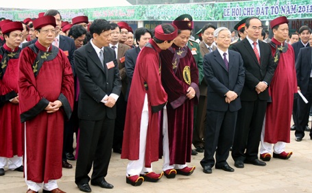 Thành kính dâng hương tưởng niệm các Vua Hùng - 2 Thành kính dâng hương tưởng niệm các Vua Hùng - 2