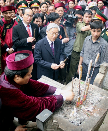 Thành kính dâng hương tưởng niệm các Vua Hùng - 12 Thành kính dâng hương tưởng niệm các Vua Hùng - 12
