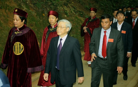 Thành kính dâng hương tưởng niệm các Vua Hùng - 8 Thành kính dâng hương tưởng niệm các Vua Hùng - 8