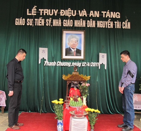 Di hài GS Nguyễn Tài Cẩn được đưa về quê nhà Nghệ An - 3 Di hài GS Nguyễn Tài Cẩn được đưa về quê nhà Nghệ An - 3