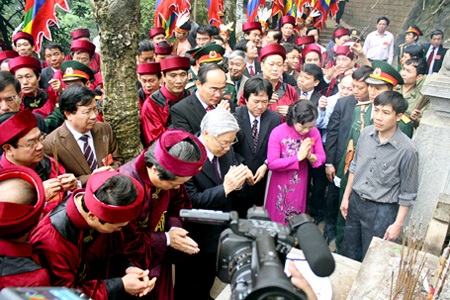 Thành kính dâng hương tưởng niệm các Vua Hùng - 1 Thành kính dâng hương tưởng niệm các Vua Hùng - 1