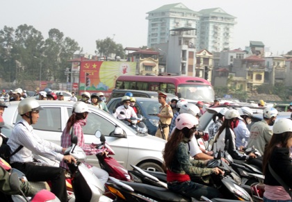 Đường phố đông nghẹt sau kỳ nghỉ lễ Giỗ Tổ  - 1