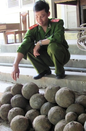 Phát hiện 51 quả đạn thần công cổ tại bờ sông Hương - 1