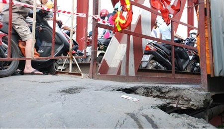 Cầu Đỏ sụp lún, giao thông ùn tắc nghiêm trọng - 1 Cầu Đỏ sụp lún, giao thông ùn tắc nghiêm trọng - 1