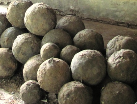 Phát hiện 51 quả đạn thần công cổ tại bờ sông Hương - 2