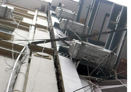 Nhà nghiêng được cấp lại điện, sẵn sàng chờ "thần đèn" - 1