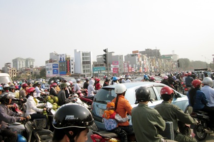 Đường phố đông nghẹt sau kỳ nghỉ lễ Giỗ Tổ  - 3