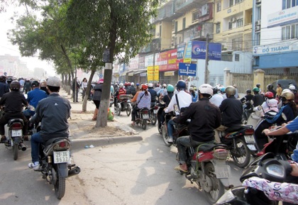 Đường phố đông nghẹt sau kỳ nghỉ lễ Giỗ Tổ  - 4