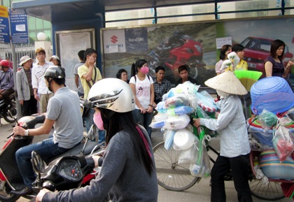 Đường phố đông nghẹt sau kỳ nghỉ lễ Giỗ Tổ  - 5