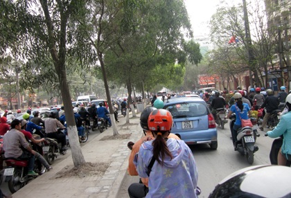 Đường phố đông nghẹt sau kỳ nghỉ lễ Giỗ Tổ  - 7