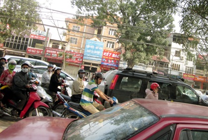 Đường phố đông nghẹt sau kỳ nghỉ lễ Giỗ Tổ  - 6