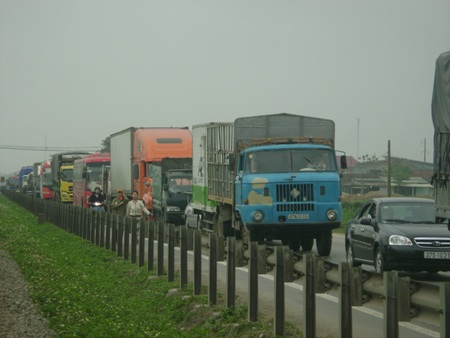 Ách tắc hơn 10km vì xe chở dưa lật giữa đường - 3