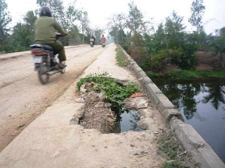 Cầu xuống cấp, hiểm nguy rình rập người dân  - 4