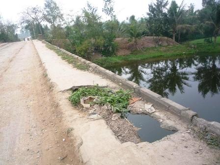 Cầu xuống cấp, hiểm nguy rình rập người dân  - 2