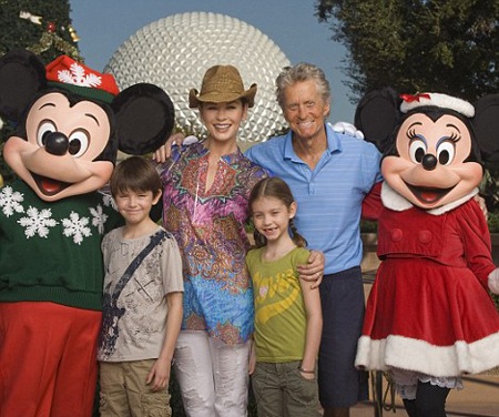 Catherine Zeta-Jones đi điều trị tâm lý - 2