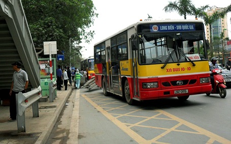 Bị ngã khi lên xe buýt, một phụ nữ nhập viện - 1