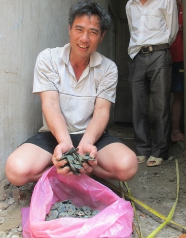 Đào đất xây nhà, phát hiện hũ tiền cổ thời nhà Tống - 1