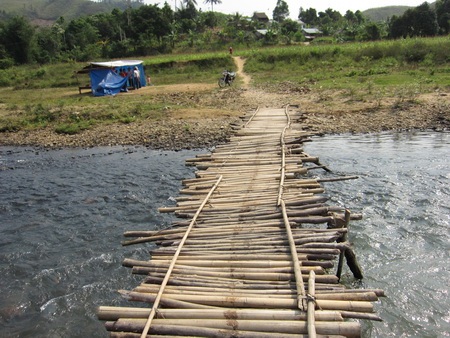 Trẻ em Phú Mưa sắp thoát cảnh lội sông tới trường - 3 Trẻ em Phú Mưa sắp thoát cảnh lội sông tới trường - 3