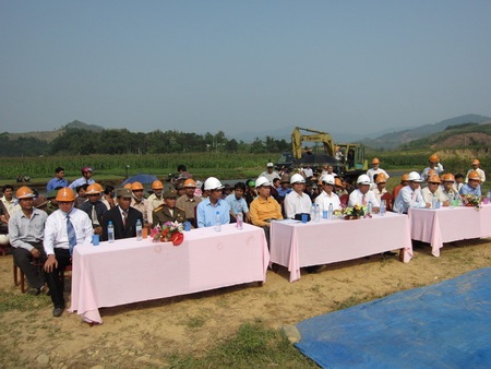 Trẻ em Phú Mưa sắp thoát cảnh lội sông tới trường - 6 Trẻ em Phú Mưa sắp thoát cảnh lội sông tới trường - 6