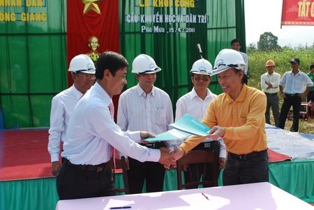 Trẻ em Phú Mưa sắp thoát cảnh lội sông tới trường - 9 Trẻ em Phú Mưa sắp thoát cảnh lội sông tới trường - 9