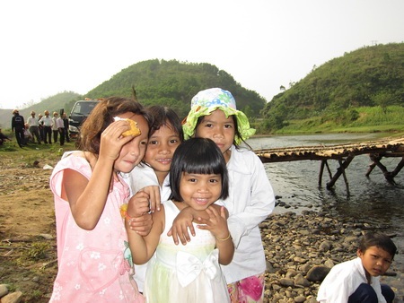 Trẻ em Phú Mưa sắp thoát cảnh lội sông tới trường - 15 Trẻ em Phú Mưa sắp thoát cảnh lội sông tới trường - 15